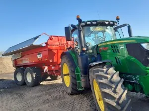 Groene trekker met kipperkar
