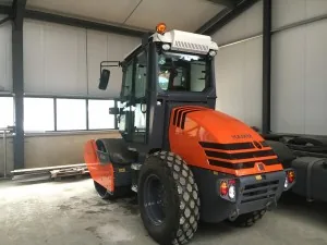 Oranje wals met cabine in de loods